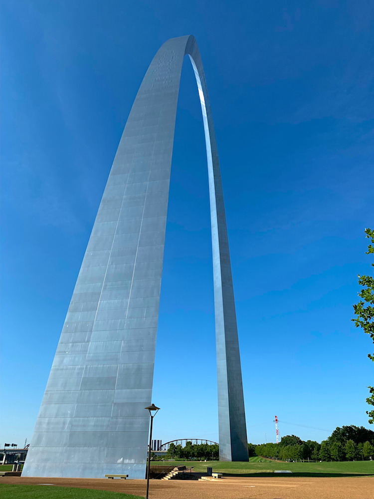 Side profile of St. Louis Arch