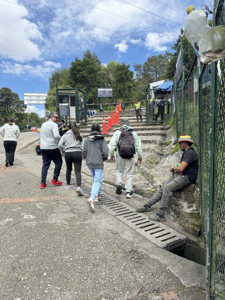 Start of the hiking trail to Monseratte