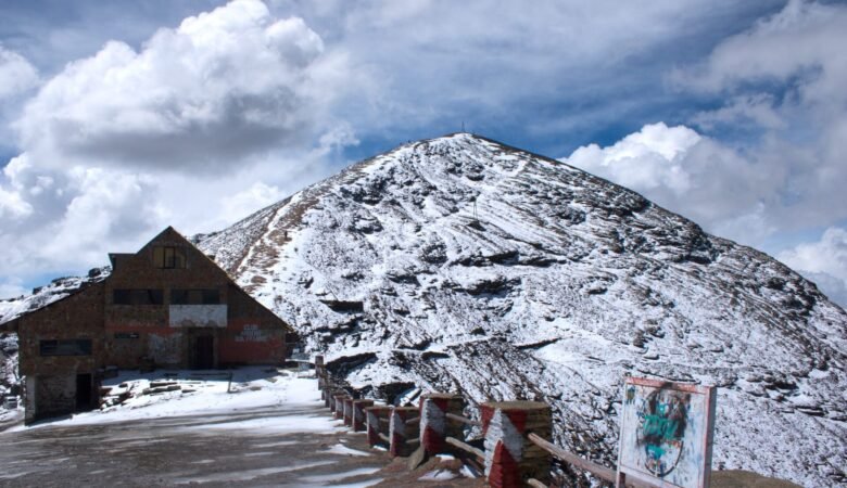 Ski lodge in front of the Chacaltaya Mountain