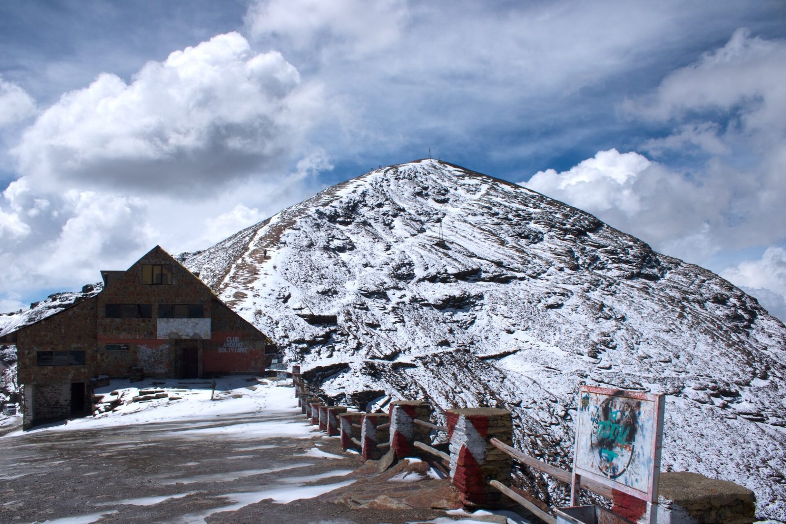 Ski lodge in front of the Chacaltaya Mountain
