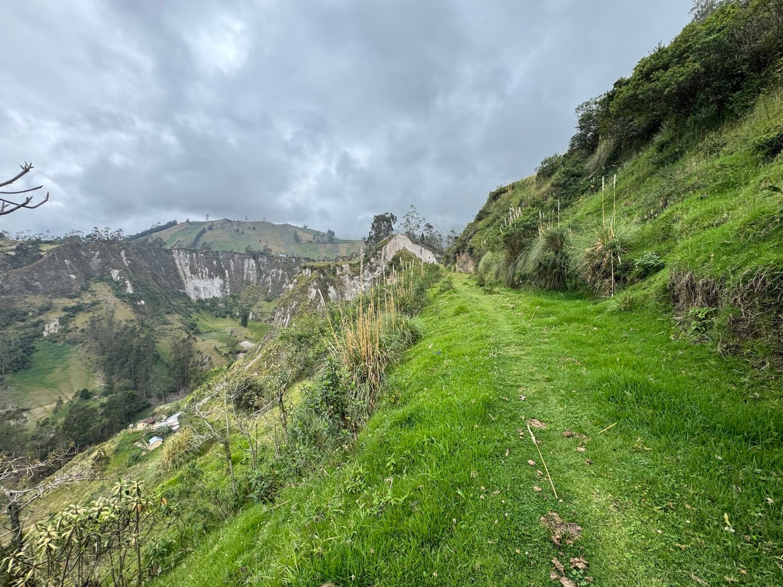 Hiking trail between Isinlivi and Chugchilan