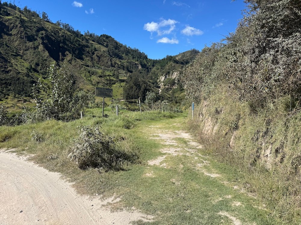 Trail spurring off from the main road between Sigchos and Isinlivi