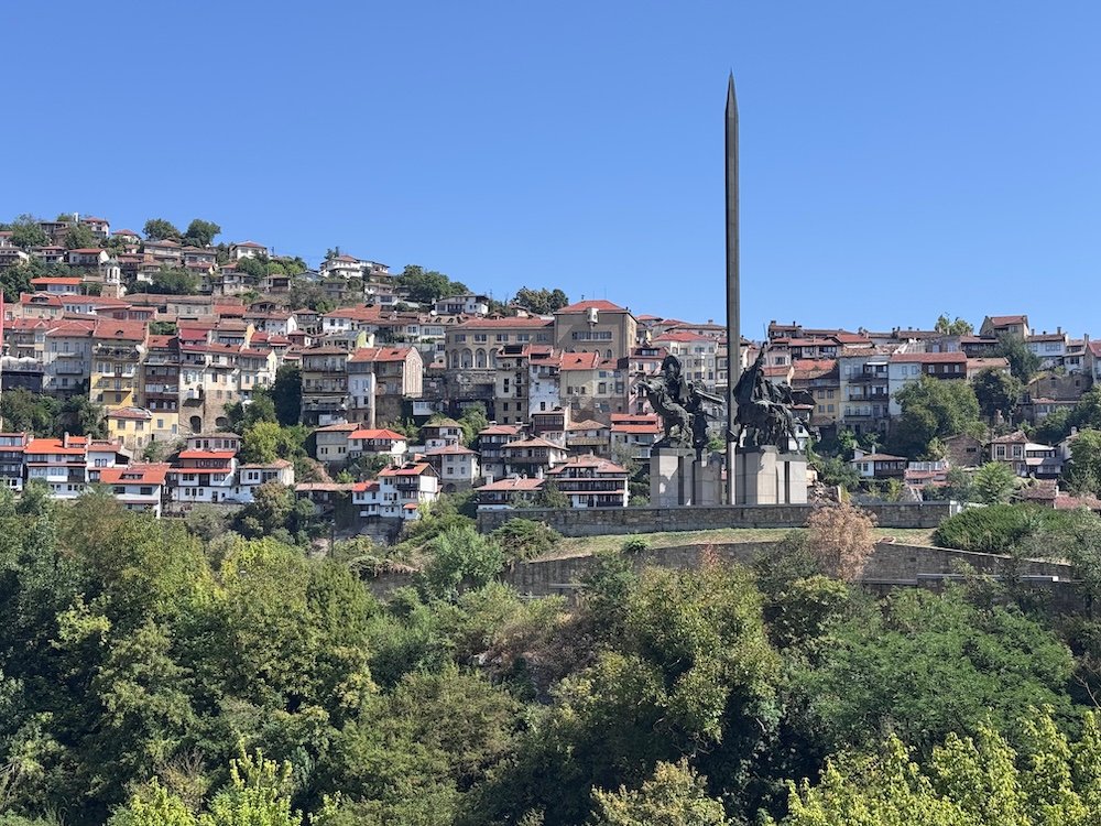 A monument surrounded by the hills of the city of Veliko Tarnovo